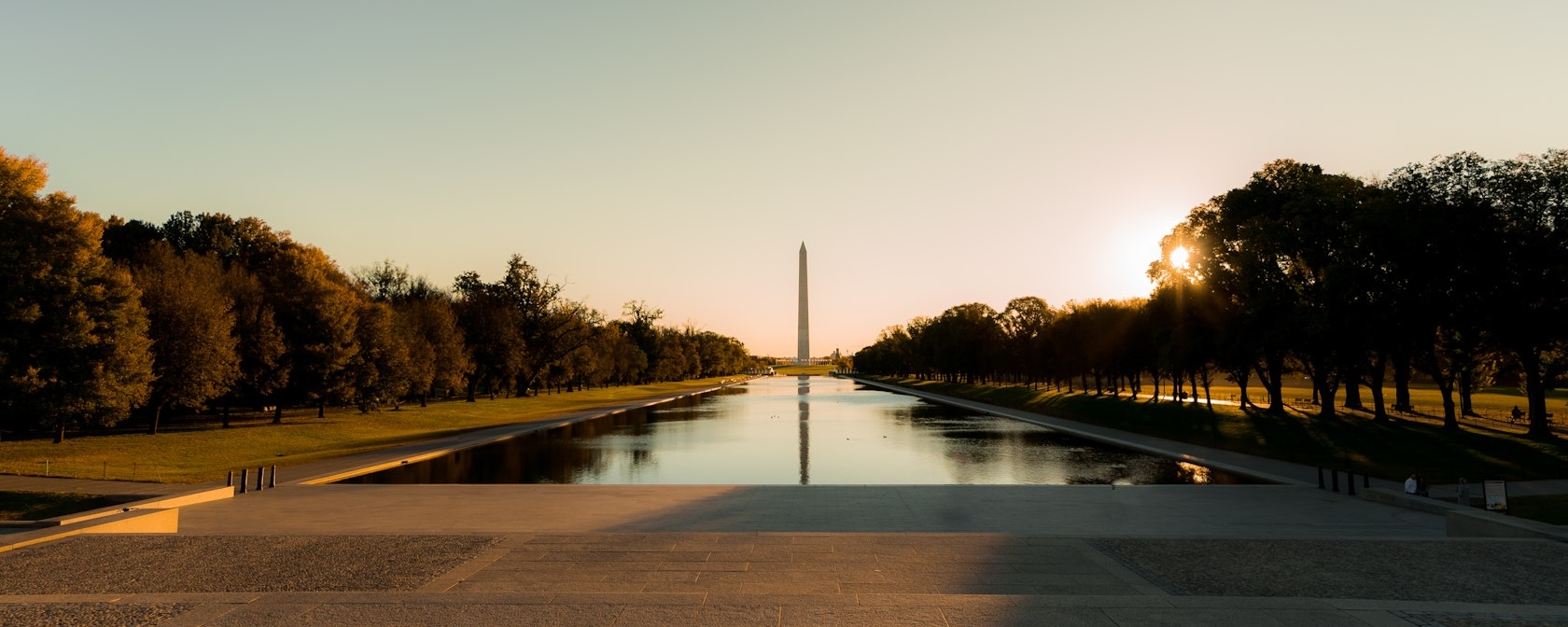 Una vista nocturna del estanque reflectante, con el Monumento a Washington a lo lejos.