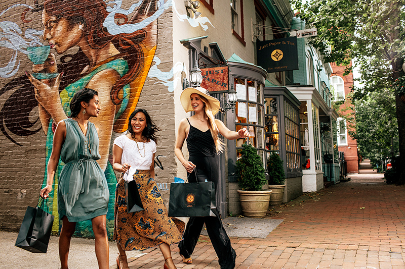 Friends shopping in Georgetown