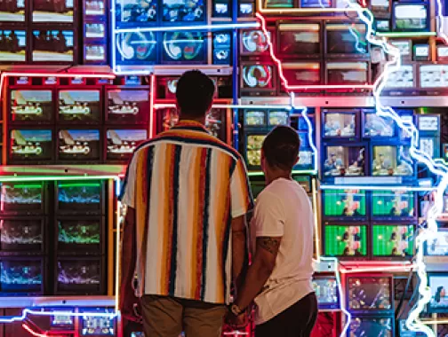 Couple looking at art at Smithsonian American Art Museum