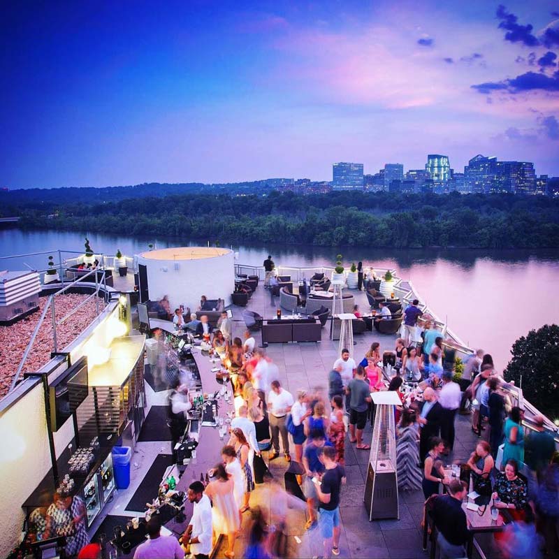 @watergatehotel - Top of the Gate Rooftop Bar im The Watergate Hotel - Sonnenuntergang mit Blick auf den Potomac River in Washington, DC